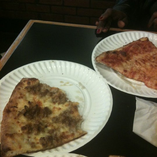 Foto tirada no(a) Joe&#39;s Brooklyn Pizza por Piper C. em 12/17/2012