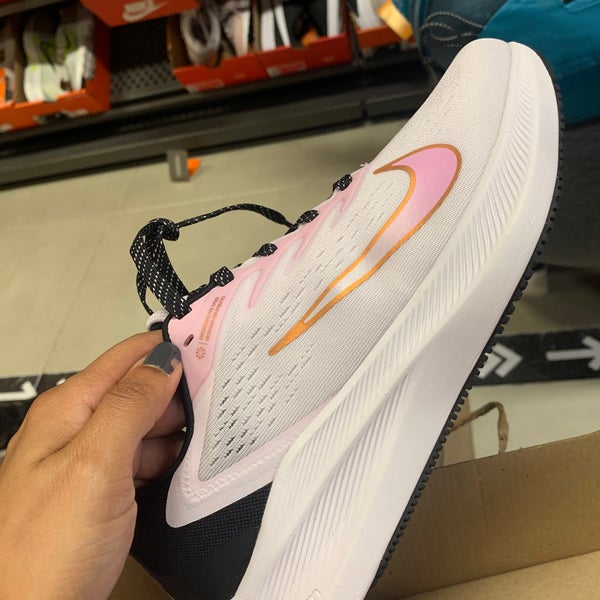 Outlet nike on sale shopping light