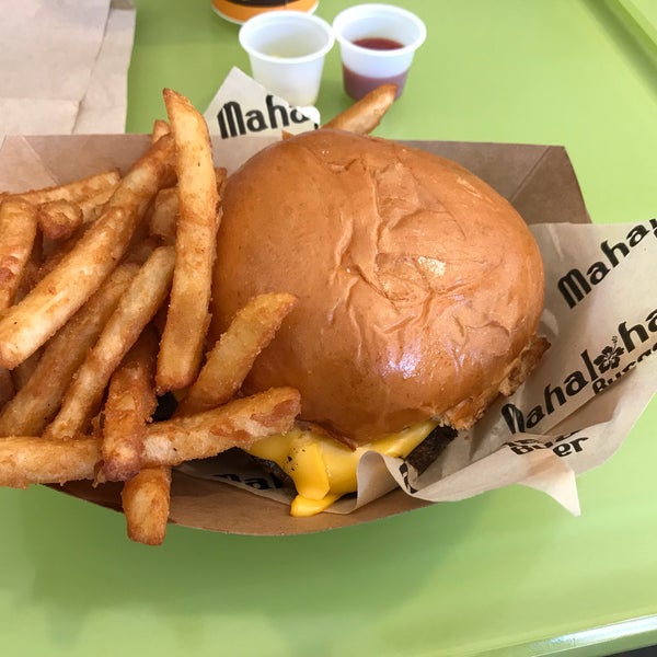 รูปภาพถ่ายที่ Mahaloha Burger โดย stp2020 เมื่อ 8/13/2018