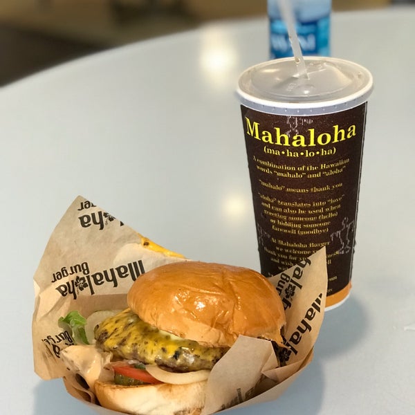 Foto tirada no(a) Mahaloha Burger por stp2020 em 8/11/2019