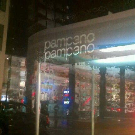 Foto tirada no(a) Pampano por Peter J. em 11/26/2012