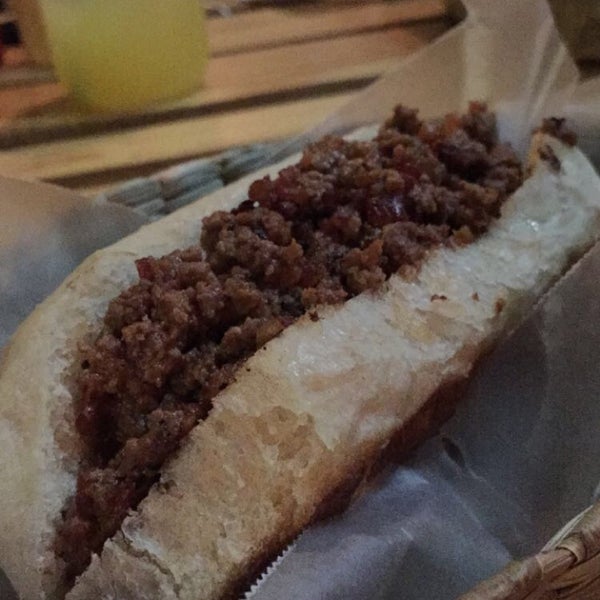 Das Foto wurde bei Galgo Hot Dogs y Hamburguesas Gourmet von Marina F. am 5/14/2015 aufgenommen