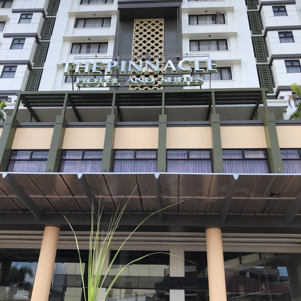 Foto diambil di The Pinnacle Hotel and Suites oleh Tel A. pada 9/23/2018