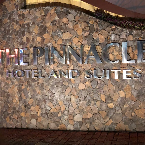 รูปภาพถ่ายที่ The Pinnacle Hotel and Suites โดย Tel A. เมื่อ 9/21/2018
