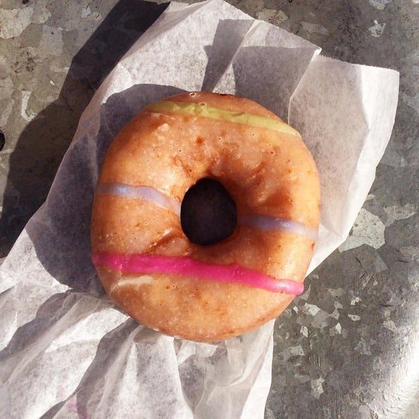 10/21/2015 tarihinde Hilary M.ziyaretçi tarafından Underwest Donuts'de çekilen fotoğraf