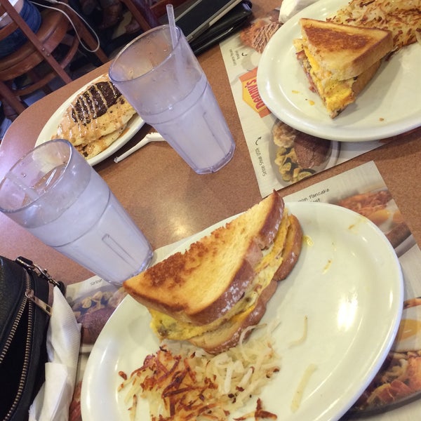 Photo taken at Denny&#39;s by Rosario C. on 8/16/2015