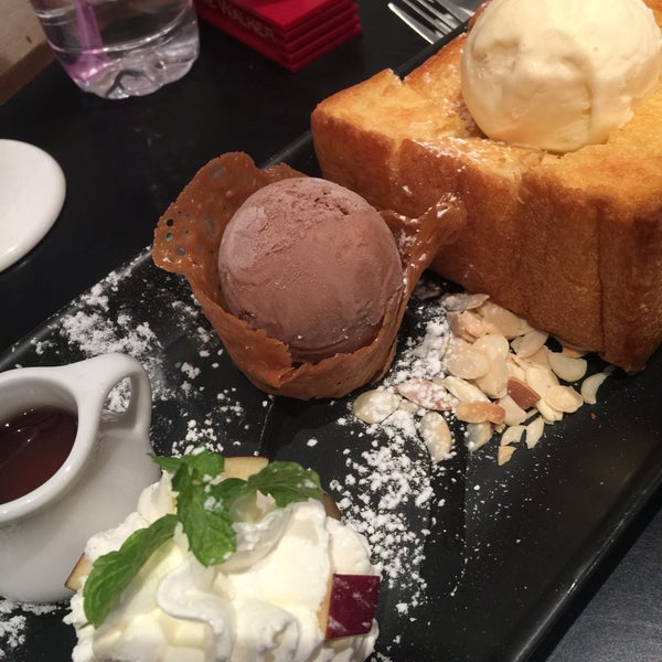Снимок сделан в The Fabulous Dessert Cafe пользователем Kat S. 2/18/2015