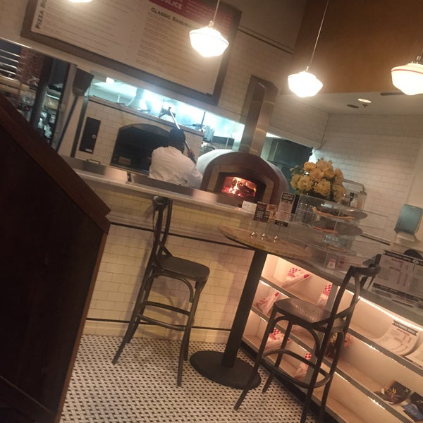 Foto tirada no(a) Pizzeria Stella por Sherry K. em 3/2/2015