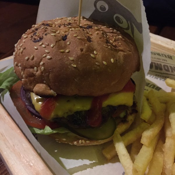 Foto tirada no(a) Ottobros Burger &amp; Cafe por Okan K. em 2/6/2016