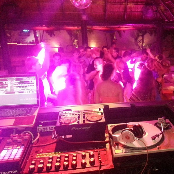 Foto diambil di Coco Maya Beach &amp; Night Club oleh Marvin C. pada 6/16/2013
