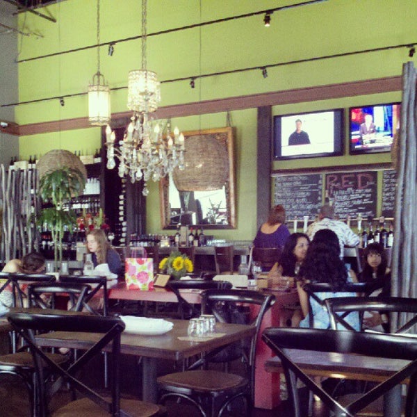 9/30/2012 tarihinde Markziyaretçi tarafından Red Table Restaurant Huntington Beach'de çekilen fotoğraf