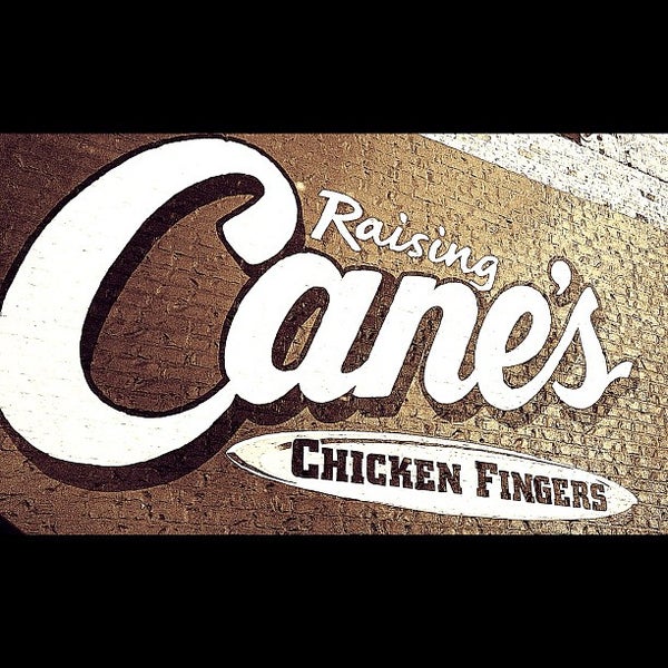 รูปภาพถ่ายที่ Raising Cane&#39;s Chicken Fingers โดย Oscar E. เมื่อ 11/20/2012