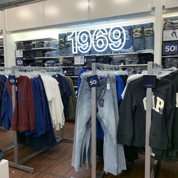 gap outlet lakeside