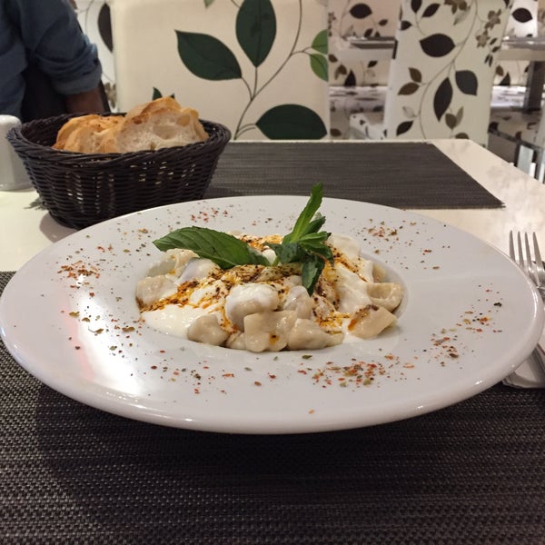 Das Foto wurde bei Pizzaara İtalyan Cafe &amp; Restaurant von Xiyas B. am 4/27/2017 aufgenommen
