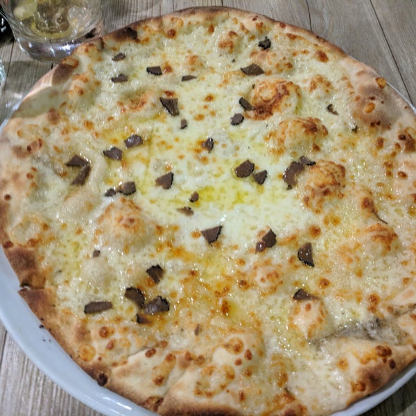 3/30/2018 tarihinde Adrian A.ziyaretçi tarafından Pizzeria Casavostra'de çekilen fotoğraf