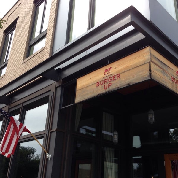 9/21/2013 tarihinde Andrew D.ziyaretçi tarafından Burger Up'de çekilen fotoğraf