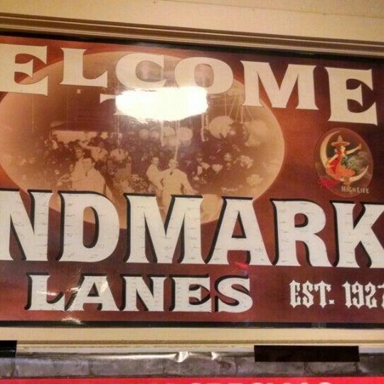 รูปภาพถ่ายที่ Landmark Lanes โดย Lane M. เมื่อ 5/10/2015