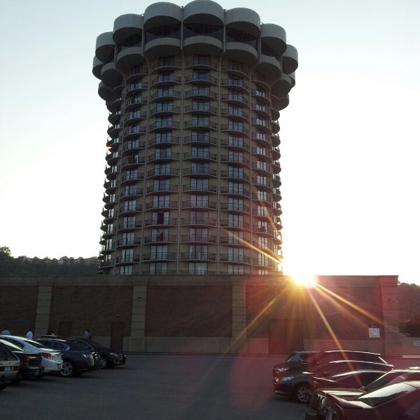 Foto scattata a Radisson Hotel Cincinnati Riverfront da mathew l. il 8/30/2013