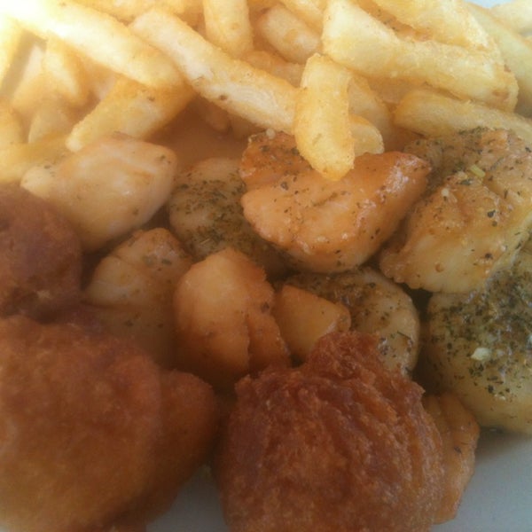 Foto tomada en Bimini&#39;s Oyster Bar and Seafood Cafe  por Cindi K. el 6/14/2013