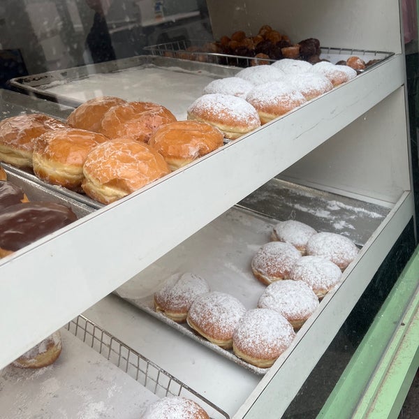 Foto scattata a Peter Pan Donut &amp; Pastry Shop da Sommer P. il 3/1/2022
