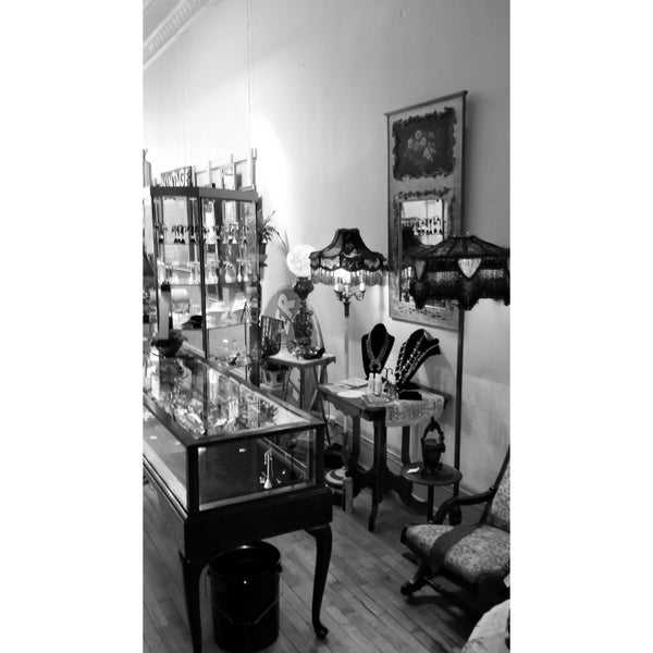 Annie's Gold Antiques & Collectibles 1514 Miner Street