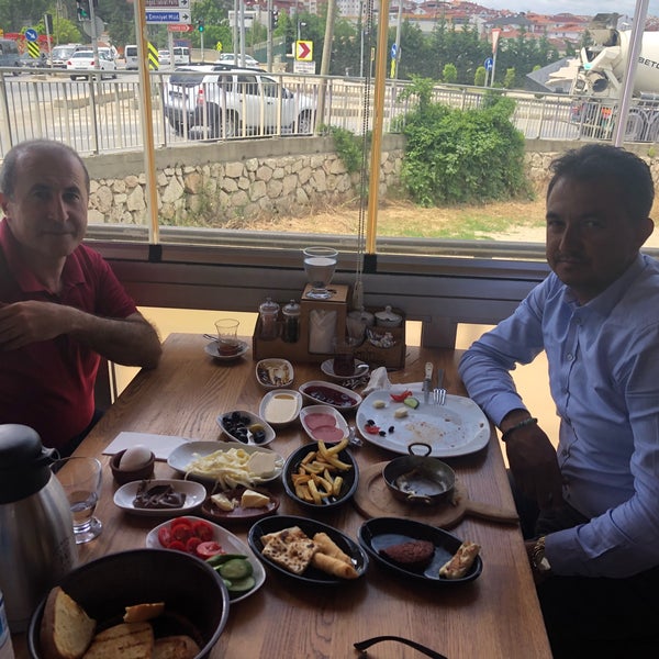 รูปภาพถ่ายที่ Köyüm Kasap &amp; Et Restaurant โดย Mecit K. เมื่อ 5/20/2018