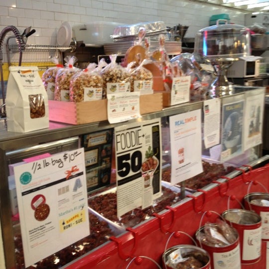 Foto scattata a Roni-Sue&#39;s Chocolates da Hanae K. il 11/17/2012