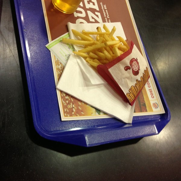 รูปภาพถ่ายที่ Burger King โดย Chris M. เมื่อ 6/12/2013