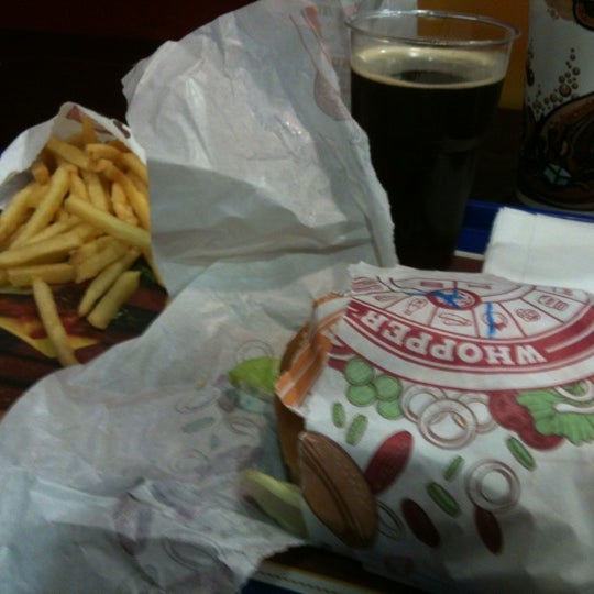 รูปภาพถ่ายที่ Burger King โดย Chris M. เมื่อ 11/14/2012