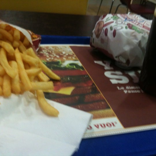 รูปภาพถ่ายที่ Burger King โดย Chris M. เมื่อ 12/28/2012