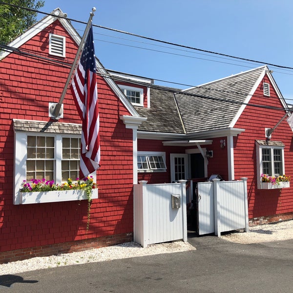 Foto scattata a The Red Inn &amp; Restaurant da Edwin K. il 7/27/2018