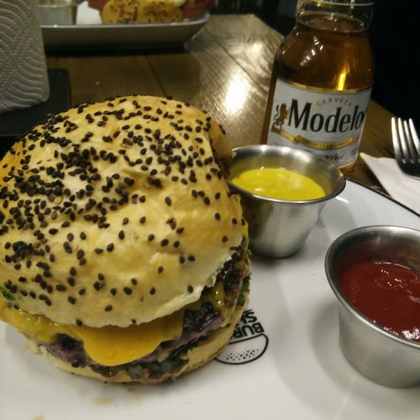3/10/2018 tarihinde Victor A.ziyaretçi tarafından Burger Haaus'de çekilen fotoğraf