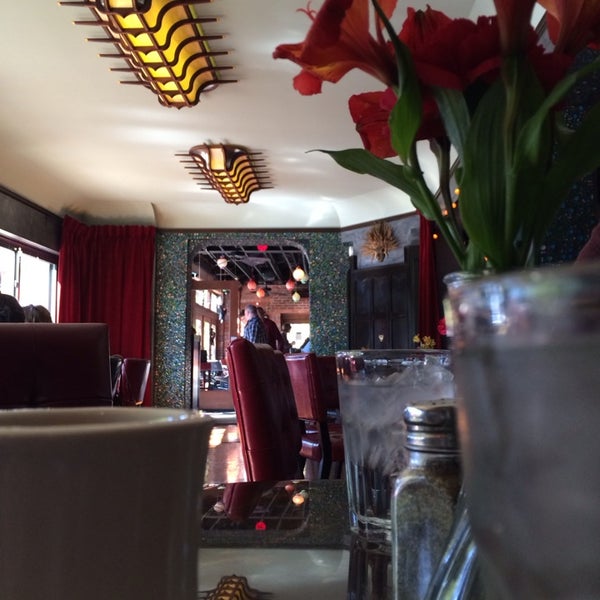 Foto diambil di Frazer&#39;s Restaurant &amp; Lounge oleh Christopher pada 10/19/2013