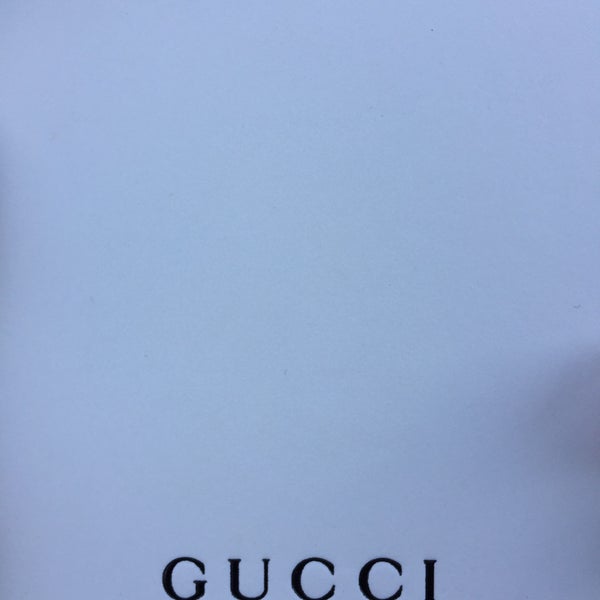 Foto tirada no(a) Gucci por KStreet202 D. em 10/31/2016