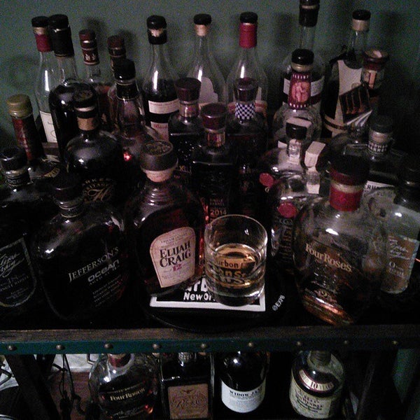 10/1/2014에 thomas c.님이 Liquor Outlet Wine Cellars에서 찍은 사진