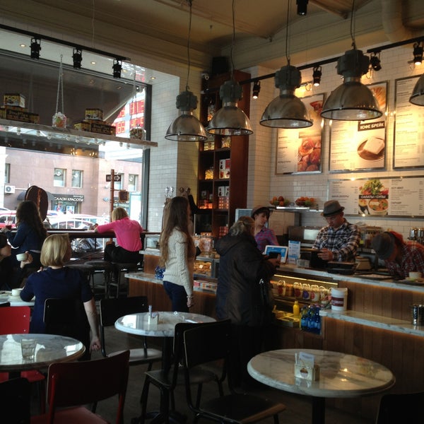 4/26/2013 tarihinde Ksenya V.ziyaretçi tarafından Brasserie Koffee Times'de çekilen fotoğraf
