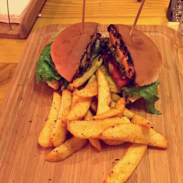Photo taken at Burger No301 by İSMAİL E. on 10/2/2017