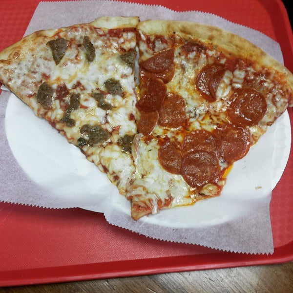 Foto tirada no(a) NYC Pizza por Big E !. em 4/23/2015