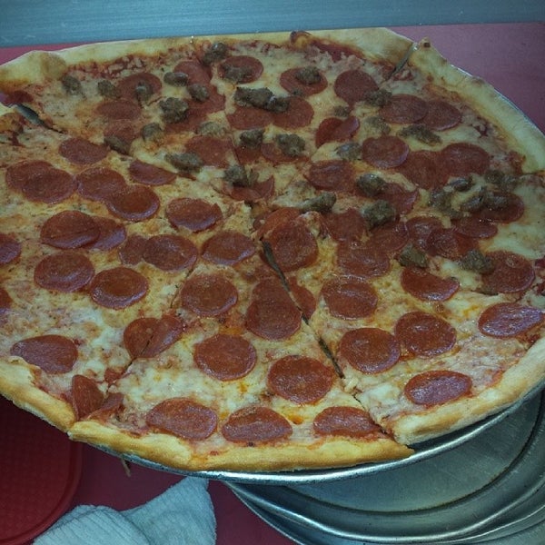 Foto tomada en NYC Pizza  por Big E !. el 1/15/2014