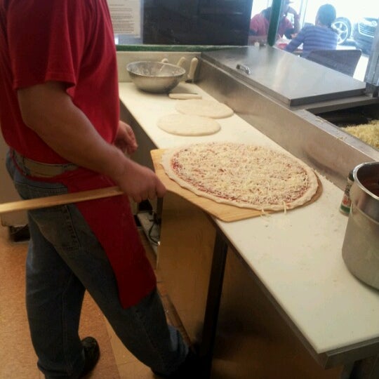 10/9/2012 tarihinde Big E !.ziyaretçi tarafından NYC Pizza'de çekilen fotoğraf