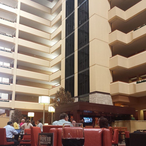 รูปภาพถ่ายที่ University Plaza Hotel And Convention Center Springfield โดย Big E !. เมื่อ 4/7/2015