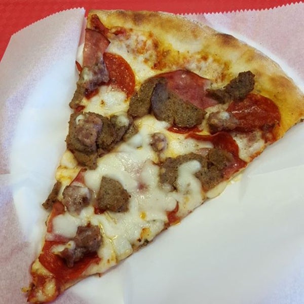 12/9/2015 tarihinde Big E !.ziyaretçi tarafından NYC Pizza'de çekilen fotoğraf