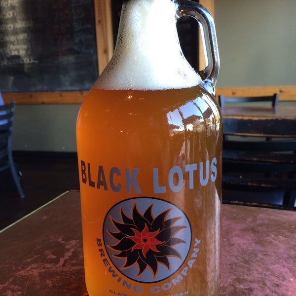 Foto tirada no(a) Black Lotus Brewing Co. por J_Stoz em 7/13/2015