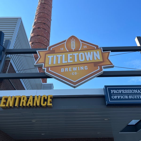 Foto tirada no(a) Titletown Brewing Co. por J_Stoz em 10/1/2022