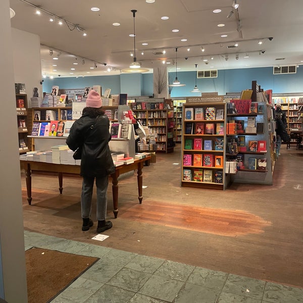 Photo taken at McNally Jackson Books by Lyzi D. on 2/13/2022