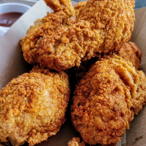 Foto diambil di Blue Ribbon Fried Chicken oleh Stephane W. pada 9/28/2019