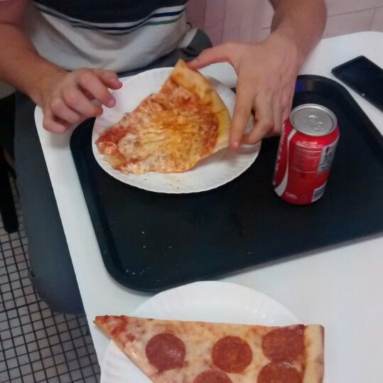 Foto tomada en Cassiano&#39;s Pizza  por Stephane W. el 9/6/2014