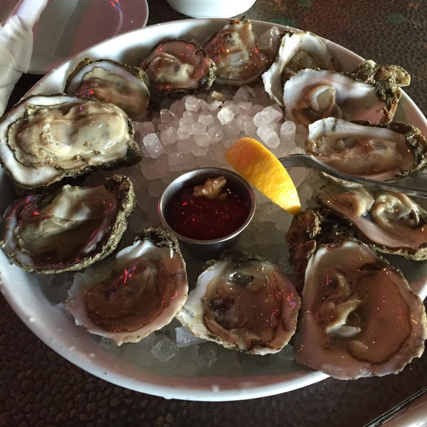 Foto tomada en Noisy Oyster Seafood Restaurant  por QuarryLaneFarms Q. el 1/30/2016