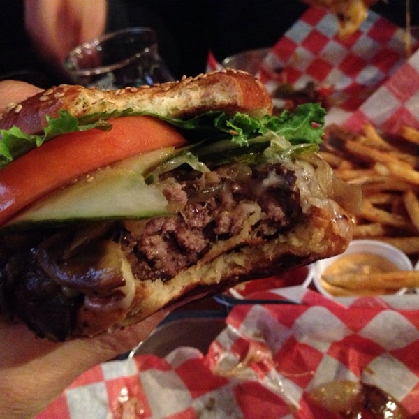 Foto diambil di The Burger Guru oleh Tolgar C. pada 4/20/2014