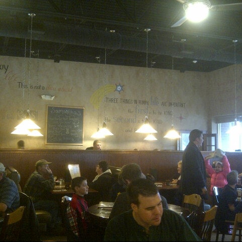 รูปภาพถ่ายที่ Samantha&#39;s Restaurant โดย Adam K. เมื่อ 2/23/2013